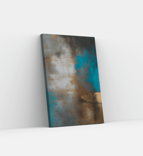 Et rektangulært lerret med abstraKt bILde kunst lener seg mot en hvit vegg. Kunstverket har en blanding av dempede farger, inkludert turkis, brunt, grått og svart, og skaper et strukturert og forvitret utseende, som ligner et naturlig, jordnært landskap.