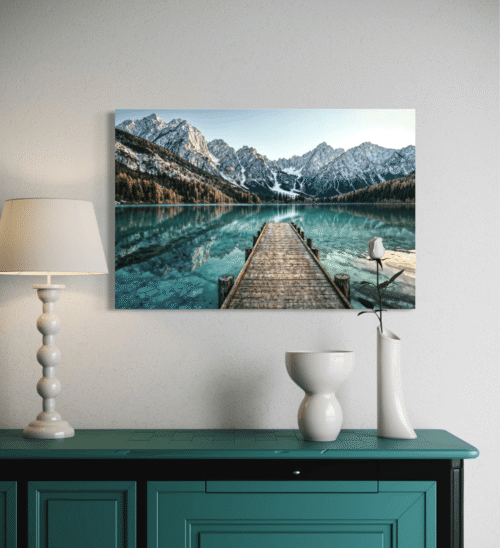 veggbilde av fjordlandskap med trebrygge