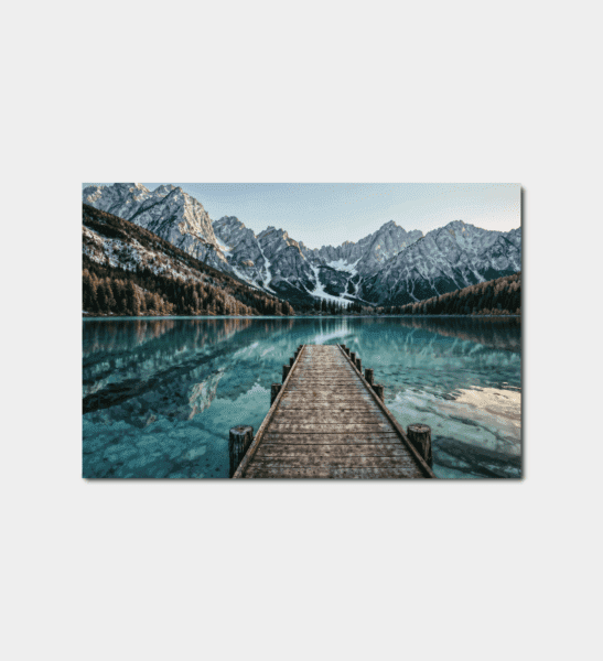 Veggbilde av fjordlandskap med trebrygge – Trykket på høykvalitetslerret