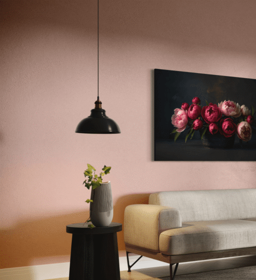 Kunstnerisk lerretsbilde som viser røde og rosa peoner arrangert i en vase, ideelt for sofistikert og elegant interiør.