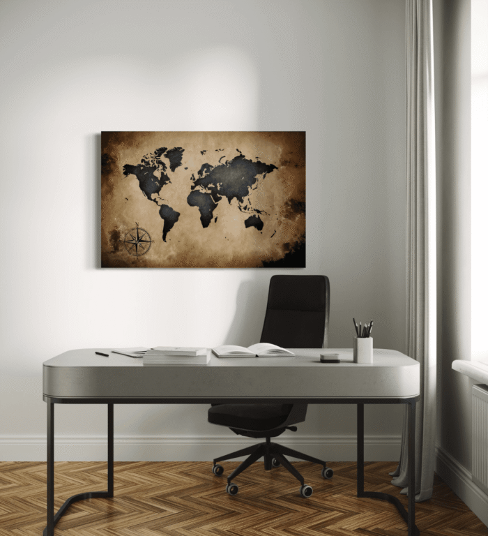 Moderne arbeidsplass med mørkt verdenskart på veggen og minimalistisk skrivebord
