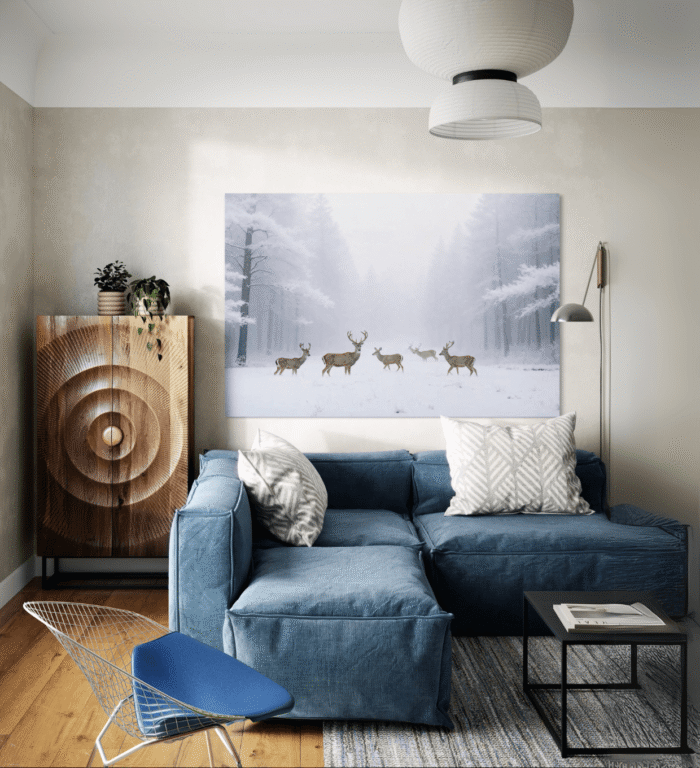 Bilde av hjort i skog Veggkunstverket viser et fredelig snølandskap med hjort, mens en moderne lampe og et dekorativt treskap forbedrer rommets estetikk.