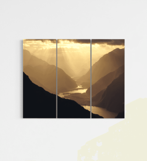 Fjell i solnedgang, stort lerretsbilde i 3 deler med gyldent lys og varme toner Fjell i solnedgang, stort lerretsbilde i 3 deler med gyldent lys og varme toner
