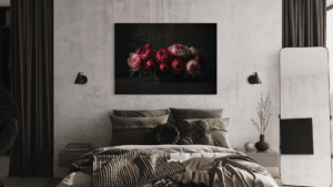 Bilder til soverom med vakre rosa og røde pioner i en mørk vase, perfekt for en elegant og avslappende atmosfære