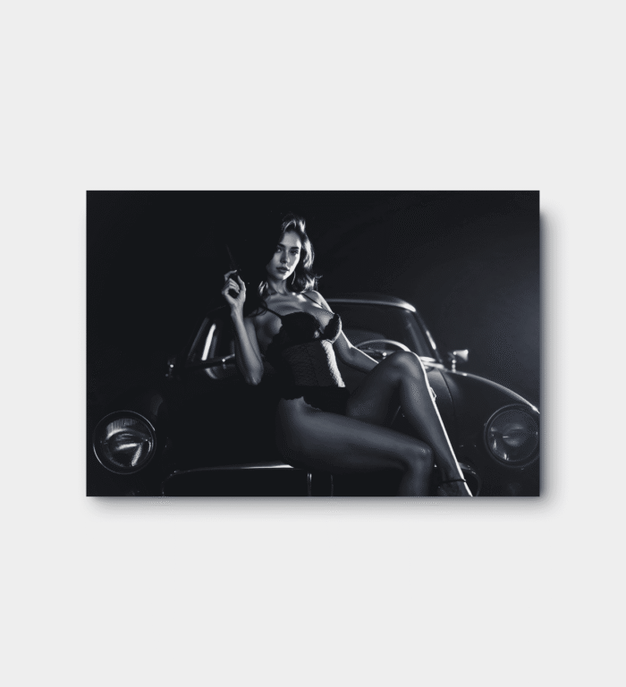 Sensuell Naken Kunst – Femme Fatale i Film Noir-stil Sensuell naken kunst i film noir-stil – femme fatale med pistol og luksusbil