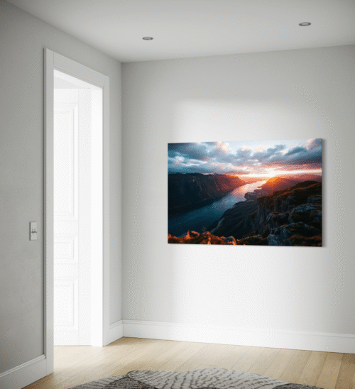 Lerretsbilde av Majestetisk Fjordlandskap ved Solnedgang Majestetisk Fjordlandskap ved Solnedgang igyllen belysning